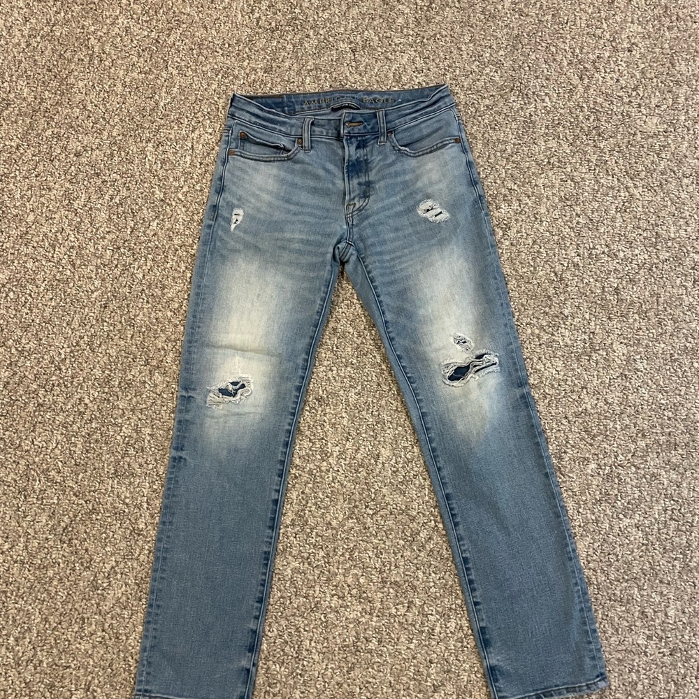 Like new , light blue distressed men’s American Eagle jeans in size 29 x 30.